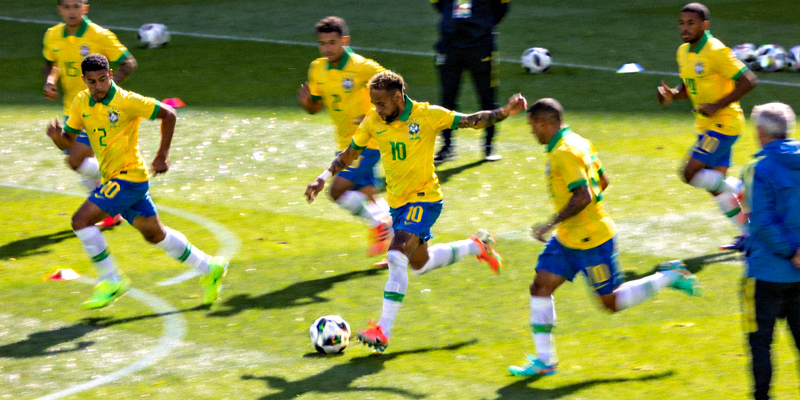 巴西队球员在训练中展示精湛球技的精彩瞬间